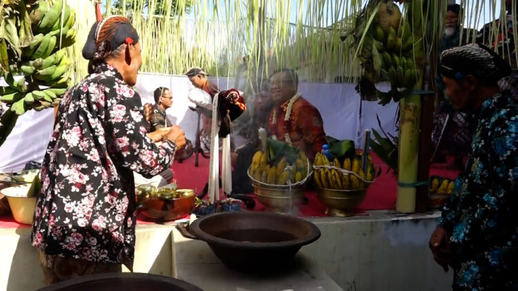 Rangkaian Upacara Adat Jamasan Pusaka Tombak Kanjeng Kyai Upas Kabupaten Tulungagung Tahun 2023