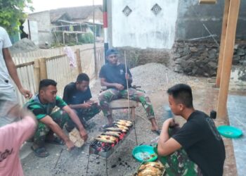 Wujud Kedekatan, Anggota Satgas TMMD 117 Bantu Masak Warga Lingkungan Lebak Tumpang