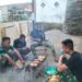 Wujud Kedekatan, Anggota Satgas TMMD 117 Bantu Masak Warga Lingkungan Lebak Tumpang