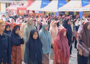 Ratusan Santri Trenggalek Kenakan Pakaian Adat Nusantara Peringati Kemerdekaan Indonesia