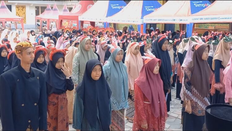 Ratusan Santri Trenggalek Kenakan Pakaian Adat Nusantara Peringati Kemerdekaan Indonesia