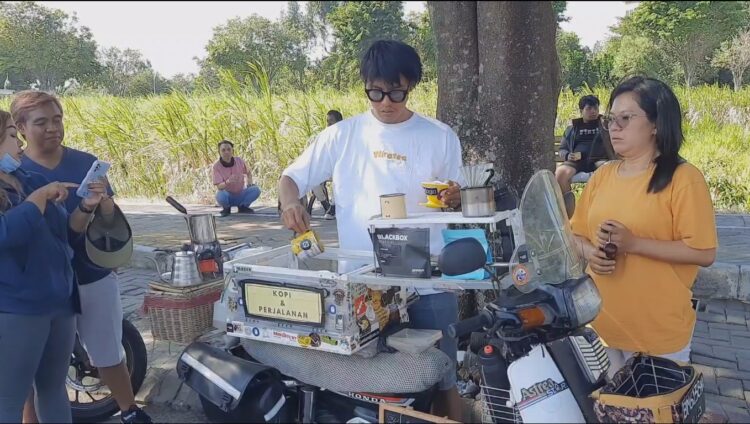 Mampir Di Kediri, Pria Pekanbaru Jualan Kopi Keliling Nusantara