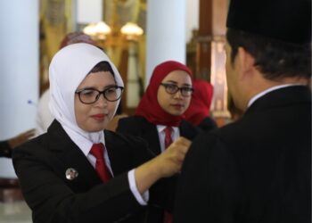 Peringati HUT RI Ke 78, Bupati Blitar Mak Rini Serahkan Tanda Kehormatan Bagi ASN