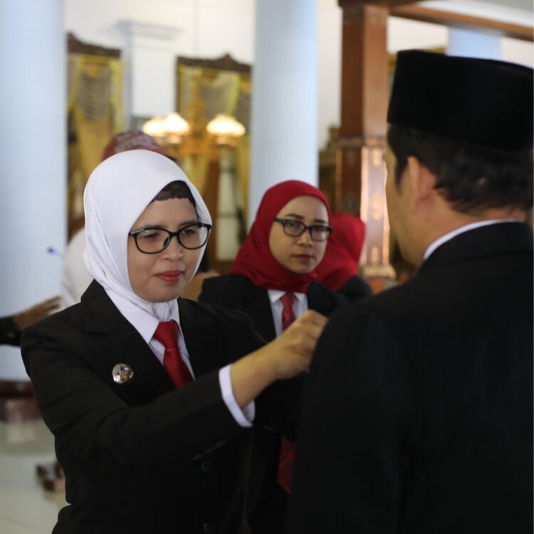 Peringati HUT RI Ke 78, Bupati Blitar Mak Rini Serahkan Tanda Kehormatan Bagi ASN