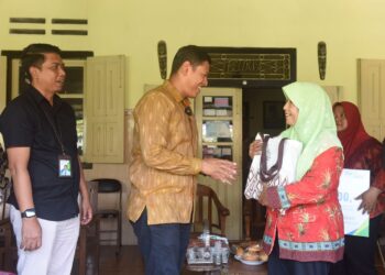 Wali Kota Kediri dan BPJS Ketenagakerjaan Beri Santunan JKM dan Beasiswa Untuk Ahli Waris Ketua RW 3 Kelurahan Banaran