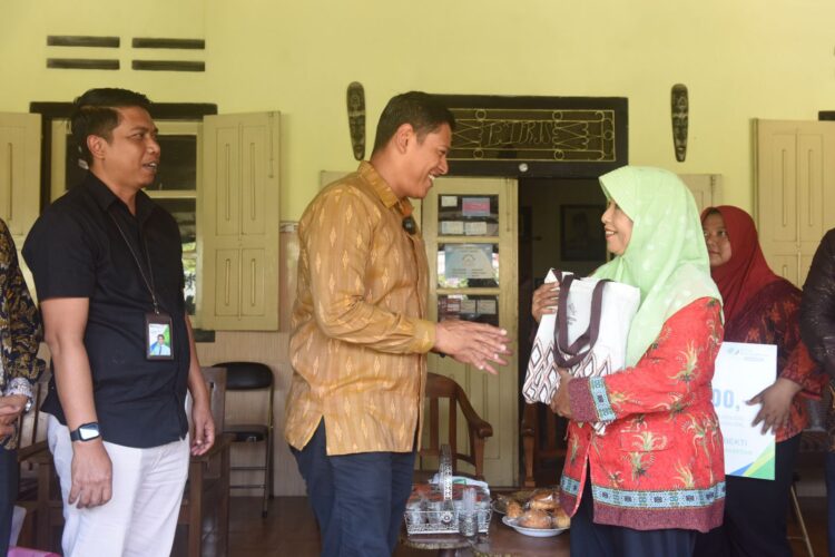 Wali Kota Kediri dan BPJS Ketenagakerjaan Beri Santunan JKM dan Beasiswa Untuk Ahli Waris Ketua RW 3 Kelurahan Banaran