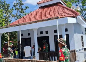 Tahap Finishing Sasaran Fisik, Satgas TMMD 117 Kodim 0809/Kediri melakukan Pengecatan musholla Al Kautsar