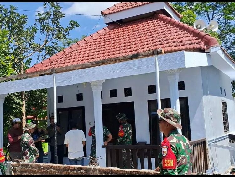 Tahap Finishing Sasaran Fisik, Satgas TMMD 117 Kodim 0809/Kediri melakukan Pengecatan musholla Al Kautsar