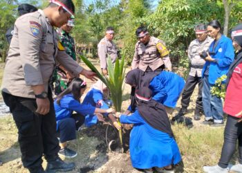 Peduli Lingkungan Sejak Dini, Polsek Pesantren Kota Kediri Bersama 3 Pilar Tanam Pohon Kelapa