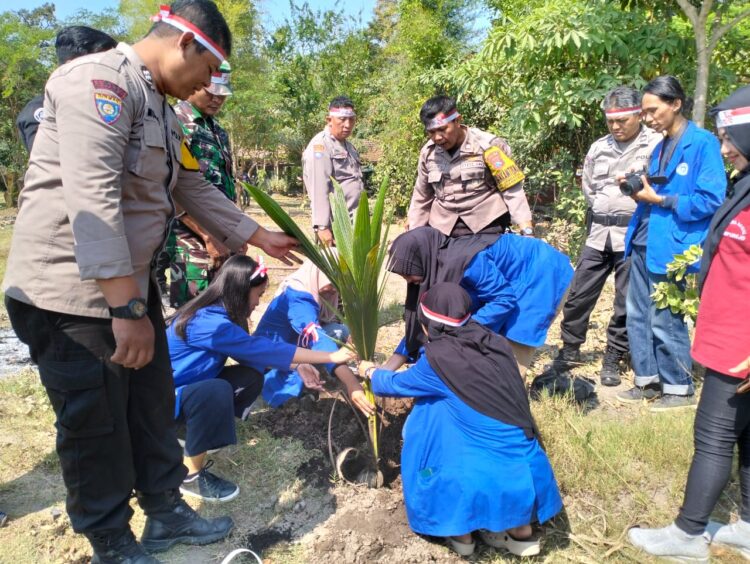 Peduli Lingkungan Sejak Dini, Polsek Pesantren Kota Kediri Bersama 3 Pilar Tanam Pohon Kelapa