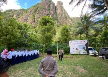 Pimpin Apel Pembentangan Bendera Merah Putih Raksasa, Ini Pesan Kapolres Trenggalek Pada Generasi Muda