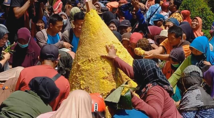Prosesi Kirab Pusaka Hari Jadi Trenggalek, Ratusan Warga Rebut Tumpeng Raksasa Dan Bibit Tanaman