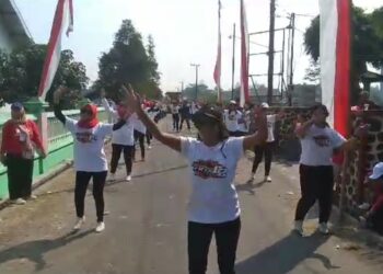 Jalan Sehat Kreasi di Bangkok, Gurah, Kediri, Peserta Berlomba-lomba Tampilkan Kreasi yang Unik dan Menarik