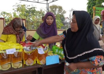 Gelar Operasi Pasar, Masyarakat Badas Kab. Kediri Sudah Mengantri Sejak Pagi Hari