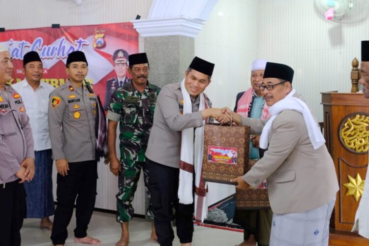 Kapolres Nganjuk, Sambangi Masjid Baitul Muttaqin Desa Drenges dalam Kegiatan Safari Jumat dan Jumat Curhat