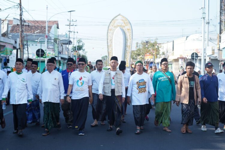 Pj Bupati Nganjuk Berangkatkan Mlaku Bareng Santri Bersarung