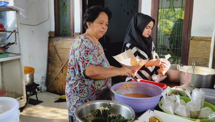 Viral !! Harga Kebutuhan Pokok Naik, Nasi Pecel 3 Ribu Per Porsi Diminati Warga Kota Kediri