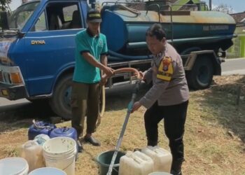 3 Desa Di Tulungagung Kekeringan, Polres Tulungagung Kirim Air Bersih