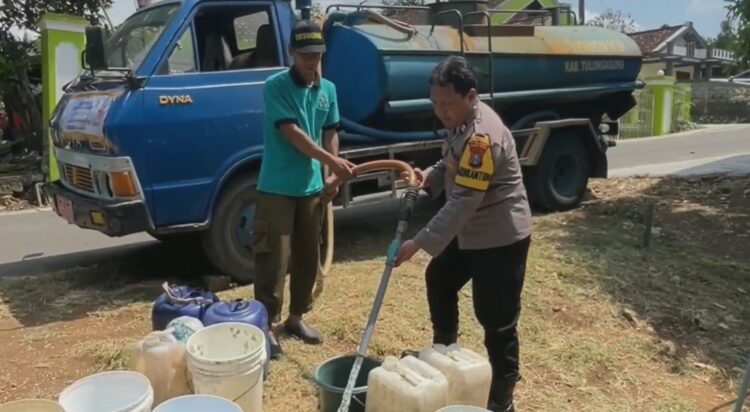 3 Desa Di Tulungagung Kekeringan, Polres Tulungagung Kirim Air Bersih
