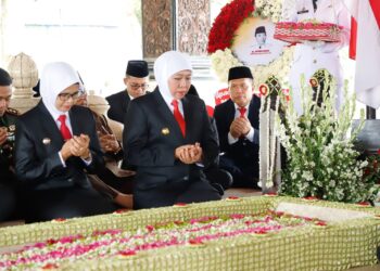 Ziarah Makam Proklamator RI Jelang HUT Jatim Ke-78, Gubernur Khofifah Ajak Masyarakat Teladani Perjuangan dan Pengorbanan Bung Karno