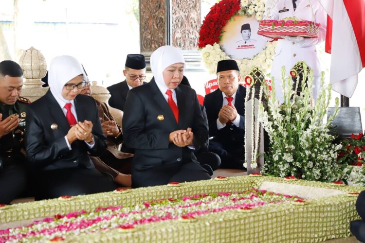 Ziarah Makam Proklamator RI Jelang HUT Jatim Ke-78, Gubernur Khofifah Ajak Masyarakat Teladani Perjuangan dan Pengorbanan Bung Karno