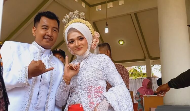 Tidak Mau Golput, Pasangan Pengantin Ikuti Coblosan Kepala Desa Di Trenggalek
