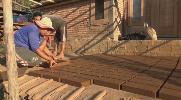 Berkah Cuaca Panas,  Produksi Perajin Batu Bata Di Tulungagung Meningkat