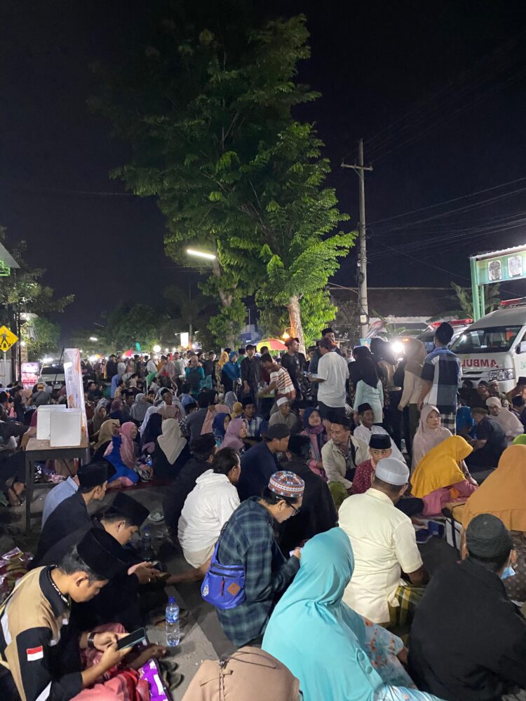 Jamaah Membludak ! Ikuti pengajian Gus Lik di Desa Brenggolo Kecamatan Plosoklaten