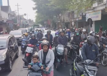 Serentak! Pengguna Jalan Di Kota Kediri Mengheningkan Cipta Pada Hari Pahlawan