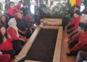 Bangun Tekad dan Semangat, Ganjar-Mahfud Beserta Pengurus DPP PDI Perjuangan Ziarah ke Makam Bung Karno