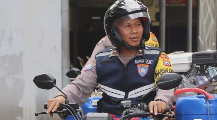 Solutif, Bhabinkamtibmas Di Trenggalek Sulap Motor Jadi Armada Pemadam Mini