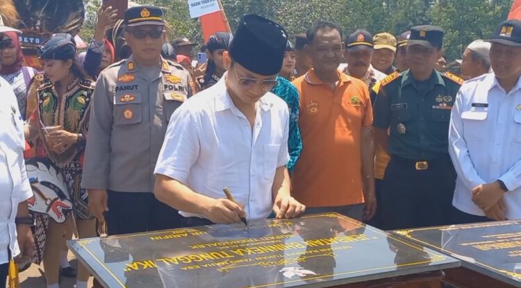 Bupati Trenggalek Resmikan Jembatan Bhinneka Tunggal Ika Dan TPS 3R