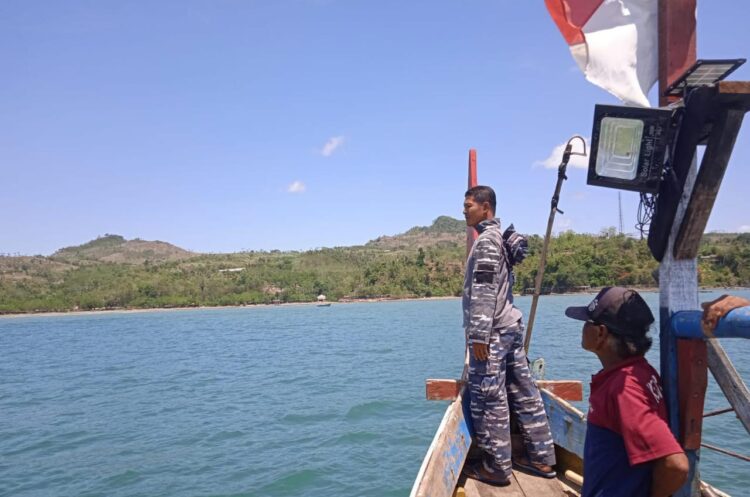 Tergulung Ombak di Teluk Popoh, Perahu Nelayan Asal Pasuruan Terbalik: Satu ABK MD, Satu Lainnya Masih Hilang