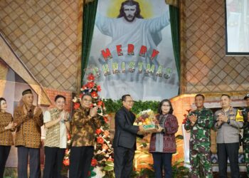 Diantar Bus Satria, Pj Wali Kota Kediri Zanariah Bersama Forkopimda dan FKUB Kunjungi Gereja Saat Malam Natal