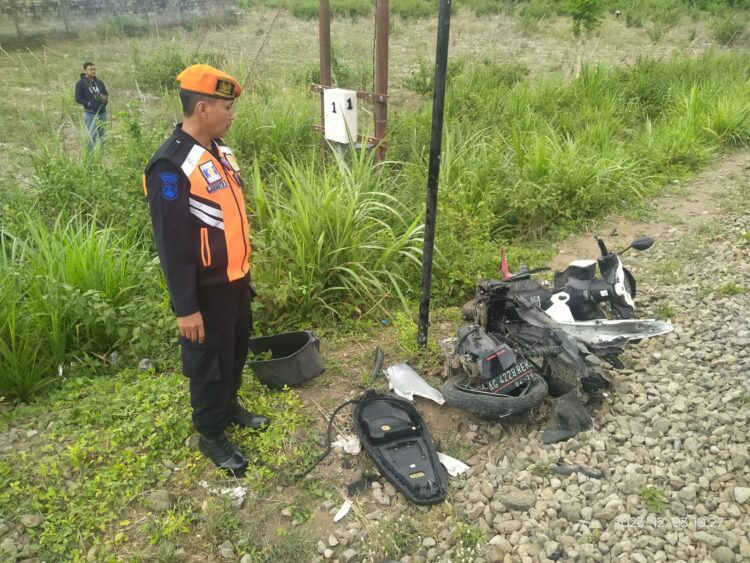 Nekat Menyeberang Saat KA Kertanegara Melintas, Motor Perempuan Asal Tulungagung Ini Hancur Berkeping-keping