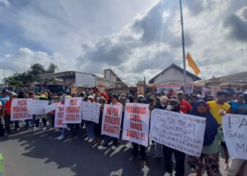 Bejat! Diduga Telah Melakukan Pencabulan, Perangkat Desa Gesikan Didemo Warga