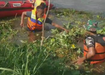 Kodim 0809 Kediri Bersama Personel Gabungan Bersih-bersih Sungai Brantas