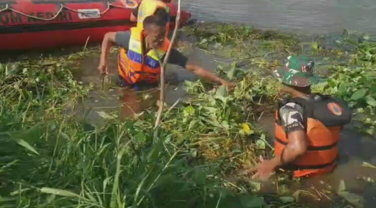 Kodim 0809 Kediri Bersama Personel Gabungan Bersih-bersih Sungai Brantas