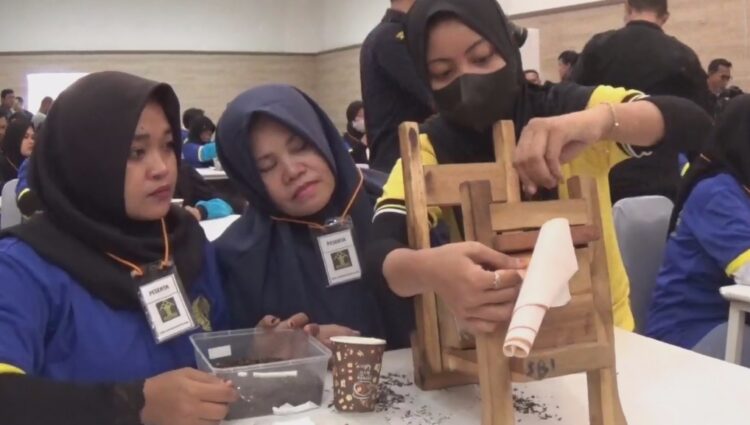 Tingkatkan Skill, Warga Binaan Lapas Kediri Diberi Pelatihan Linting Rokok