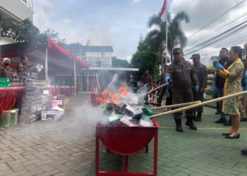Kejari Tulungagung dan Bea Cukai Musnahkan Ratusan Ribu Barang Bukti Rokok Ilegal