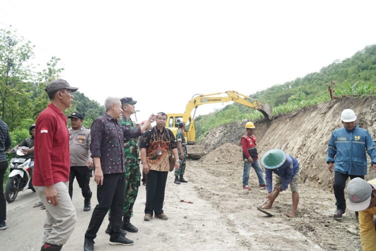 Pj Bupati Sri Taruna Turun Langsung Cek Lokasi Terdampak Longsor Di Desa Ngluyu