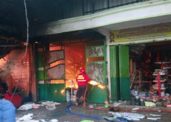 Gudang Grosir Peralatan Rumah Tangga Bendiljati Kulon Tulungagung Hangus Terbakar
