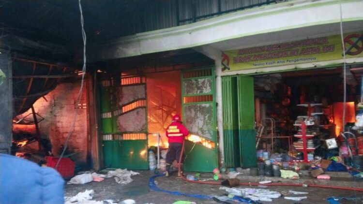Gudang Grosir Peralatan Rumah Tangga Bendiljati Kulon Tulungagung Hangus Terbakar