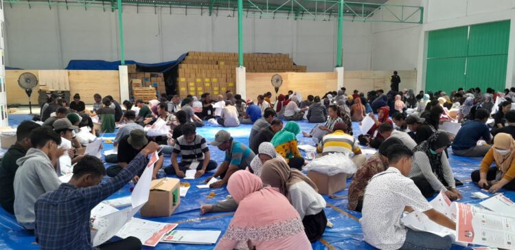 Libatkan 200 Orang, KPU Kab. Kediri Mulai Sortir Dan Lipat Surat Suara