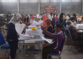 Hore! Honor Pekerja Sortir dan Lipat Surat Suara Di KPU Kota Kediri Cair