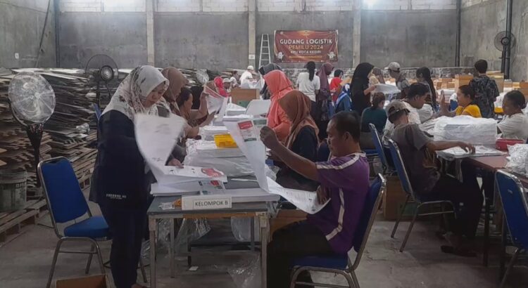Hore! Honor Pekerja Sortir dan Lipat Surat Suara Di KPU Kota Kediri Cair