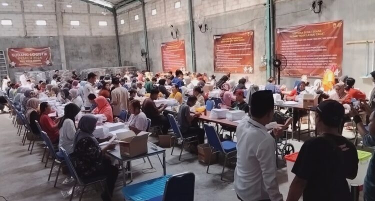 KPU Kota Kediri Libatkan 100 Orang Lakukan Penyortiran dan Pelipatan Surat Suara