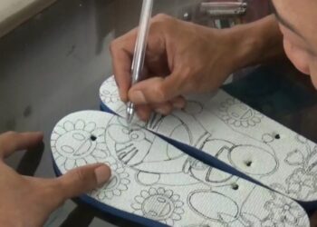 Sandal Jepit Ukir, Lebih Kece Dan Bernilai Ekonomi Tinggi