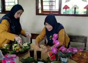 Puluhan Emak-Emak Adu Kreasi Menghias Tumpeng 