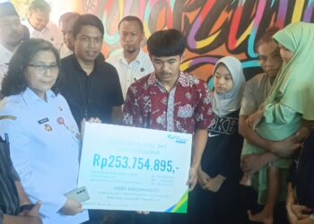 Pemberian Bantuan Kepada Pengawas Kelurahan Pakelan